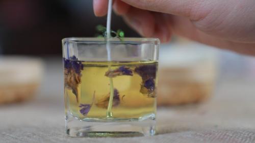 Use candles to preserve the beauty of flowers, the girl will teach you how to make DIY scented candles at home, the finished product is so beautiful