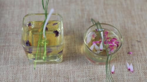 Use candles to preserve the beauty of flowers, the girl will teach you how to make DIY scented candles at home, the finished product is so beautiful