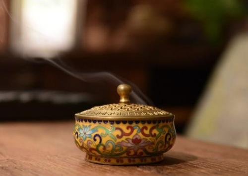 Seven tips for using aromatherapy so that the scent stays and diffuses naturally around you.