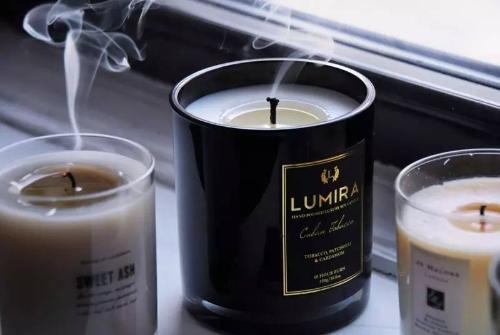 There are so many scented candles to choose from!